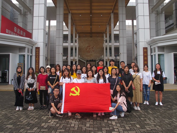 1557905685241531.jpg 图三:参观博物馆全体同学合影.jpg