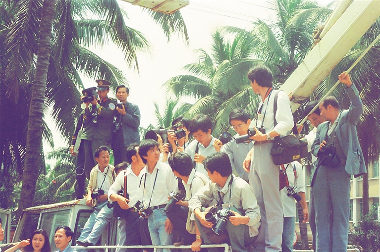 1573286494306974.jpg 海南建省前激动的记者.jpg